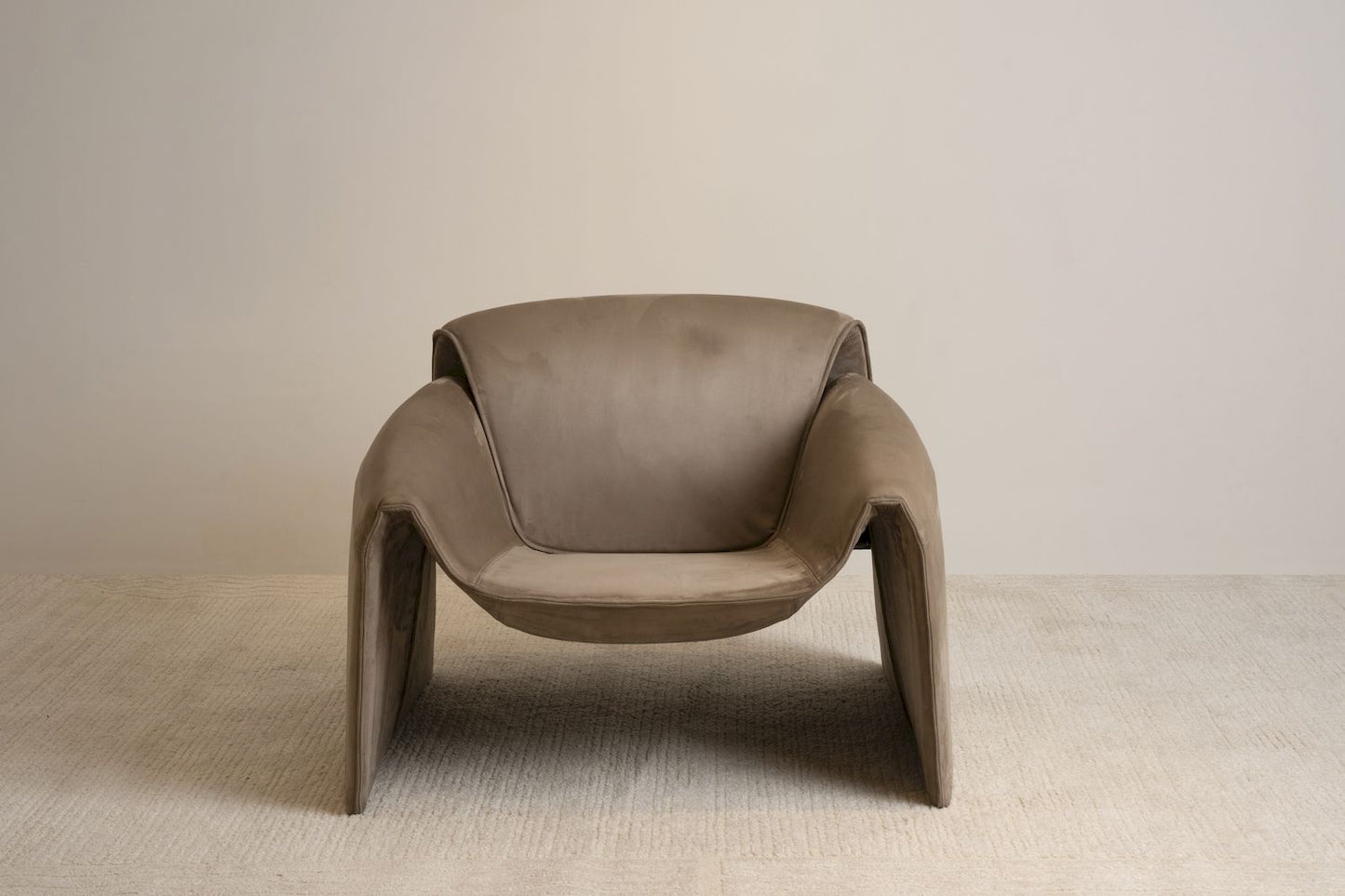 LOUNGE CHAIR