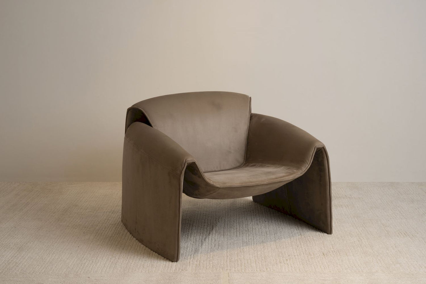 LOUNGE CHAIR