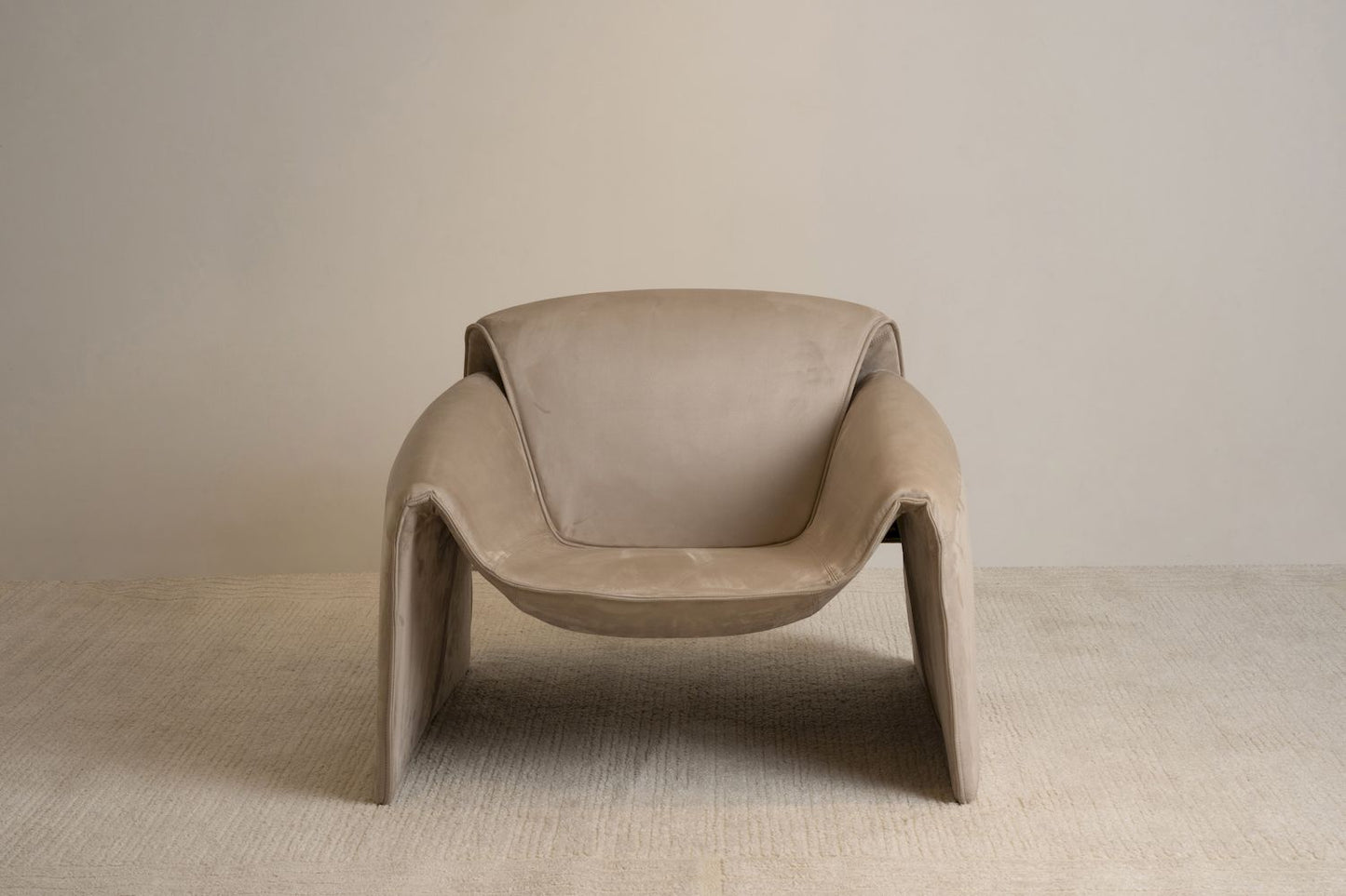 LOUNGE CHAIR